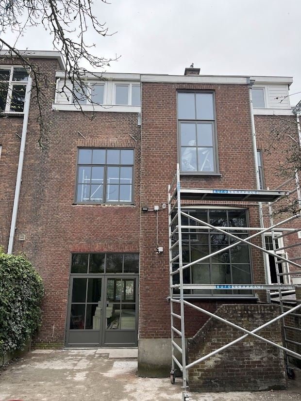 Rear facade with scaffolding during the replacement of window frames