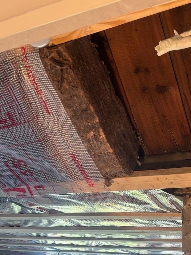 Pitched roof insulated from the inside with insulation and a vapour barrier against the timber roof boards